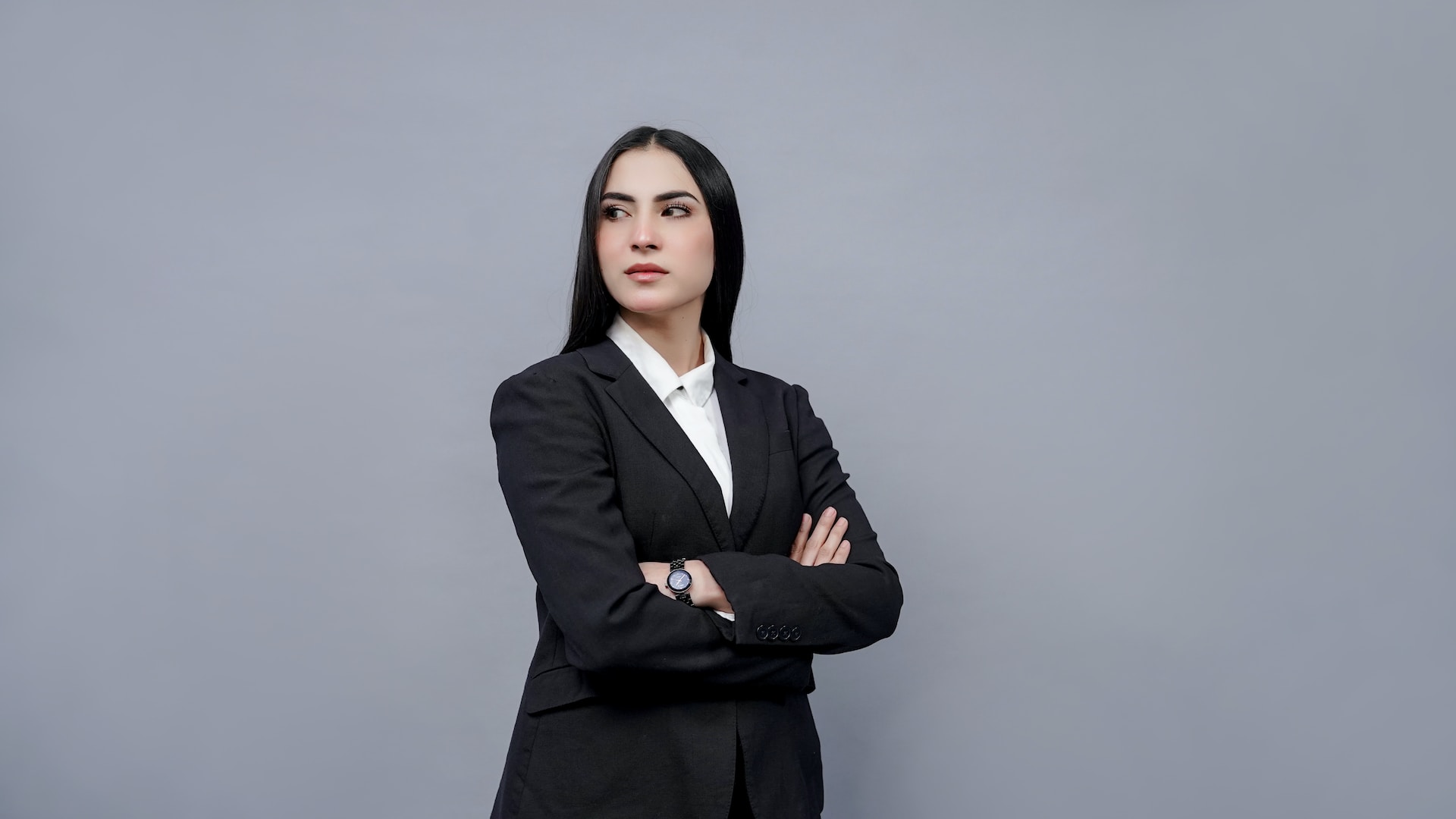 fotos-WNuYDylj104-unsplash A business women looking to her right.