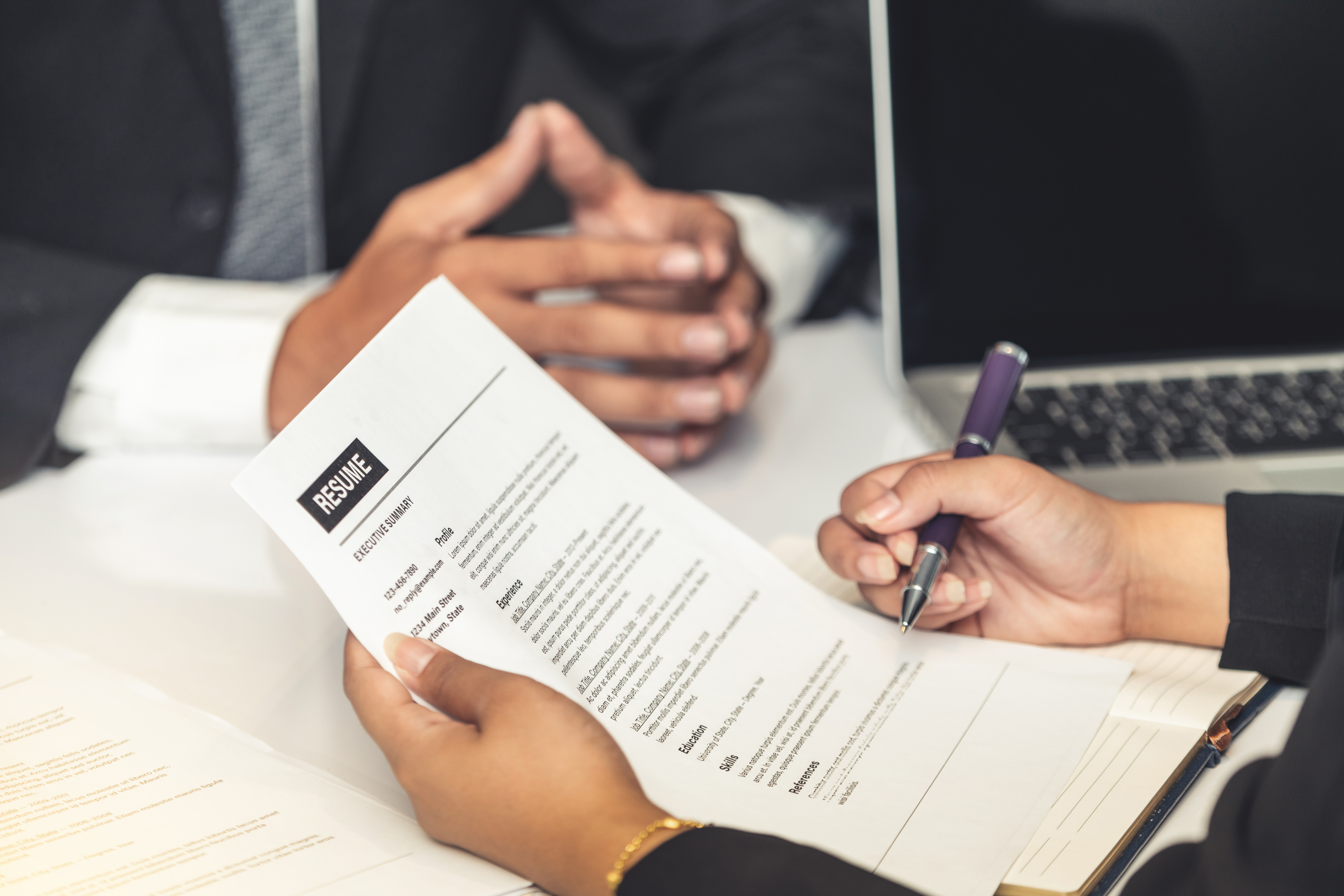 AdobeStock_255360068 Reading a resume