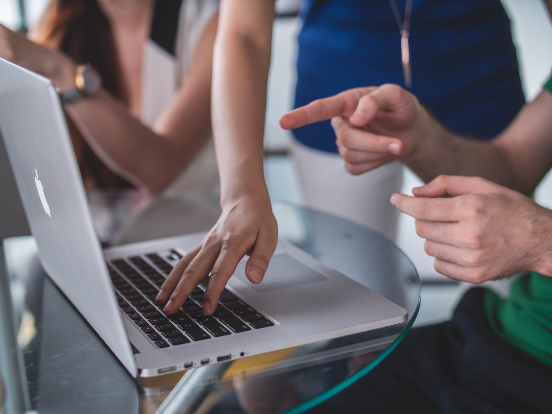 mimi-thian-ZKBzlifgkgw-unsplash People working on a computer
