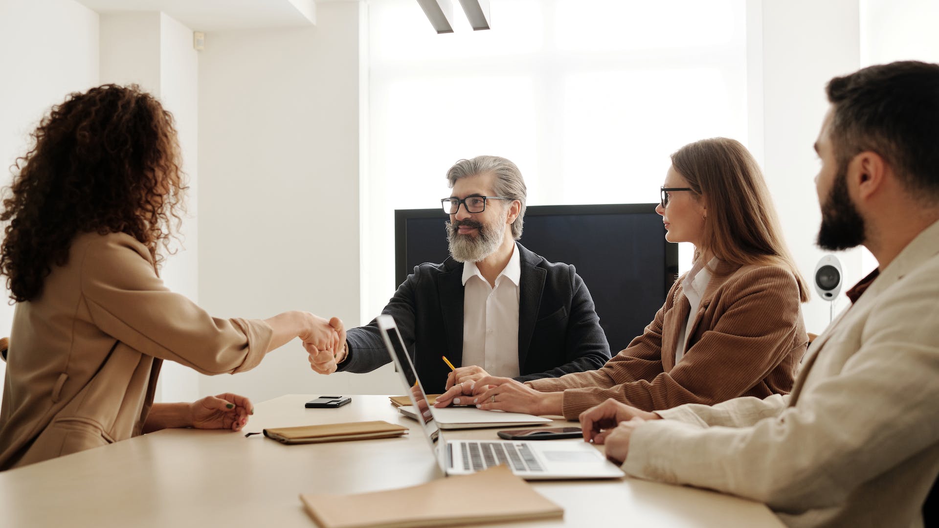 pexels-edmond-dantès-4344860 (4) signs you need an executive search firm