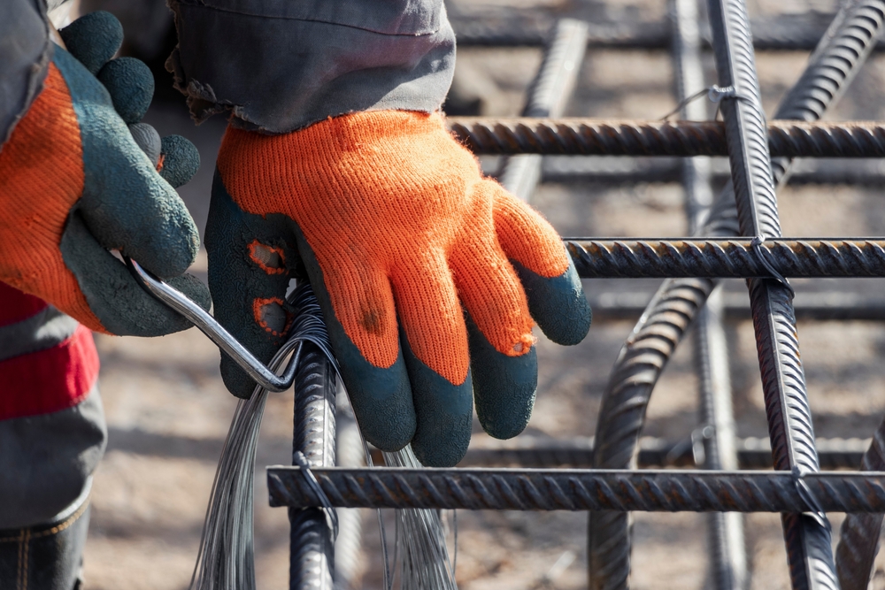 A,Worker,Uses,Steel,Tying,Wire,To,Fasten,Steel,Rods